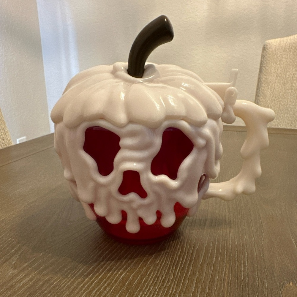 Disney Parks Red Poison Apple Skull Mug Lidded Glows Halloween EUC
